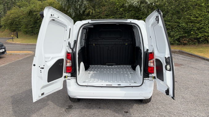 Vauxhall Combo Cargo Combo Diesel 1.5 Turbo D 100ps Prime Plus H1 Van - Image 3